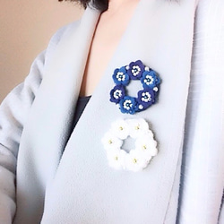 フェルトのお花のビーズ刺繍ブローチ＊まんまるリース型/ネイビー×ブルー 6枚目の画像