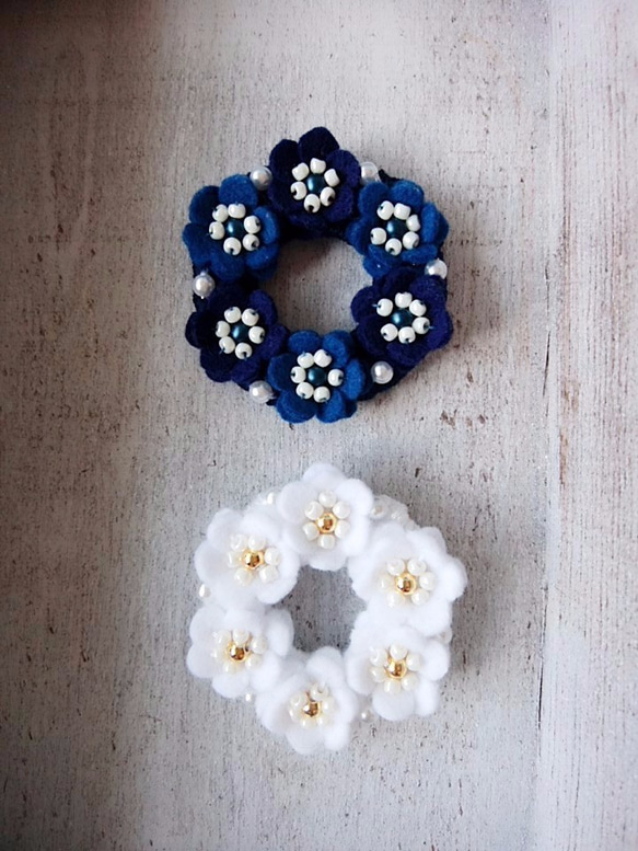 フェルトのお花のビーズ刺繍ブローチ＊まんまるリース型/ネイビー×ブルー 8枚目の画像