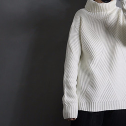シンプル大きいサイズゆったり四角形編みハイネットセーター 1枚目の画像