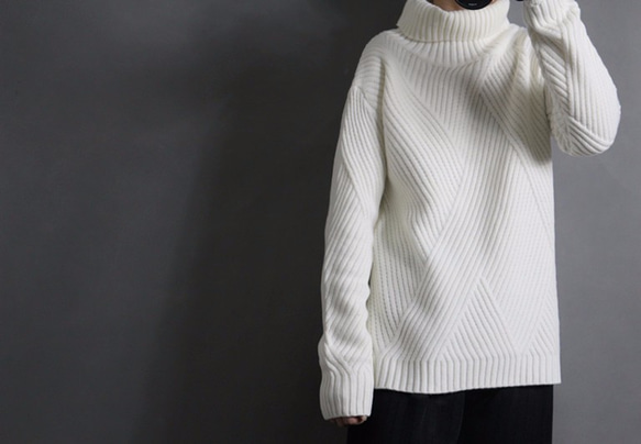 シンプル大きいサイズゆったり四角形編みハイネットセーター 1枚目の画像