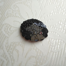 刺繍ブローチ　闇に紛れて 2枚目の画像