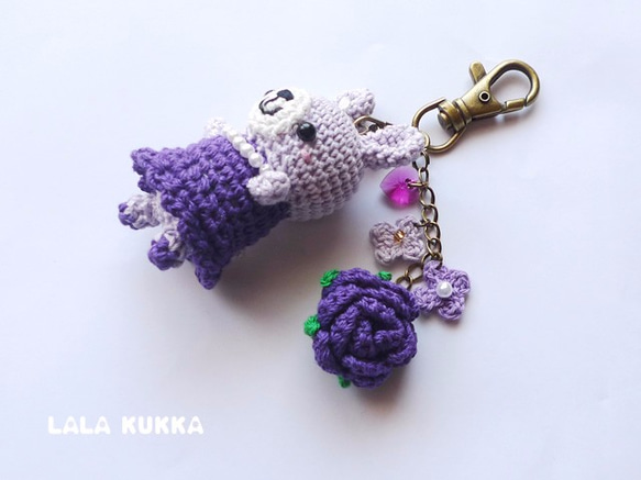 パープルうさちゃん＆紫のバラのあみぐるみキーホルダー／バッグチャーム 3枚目の画像