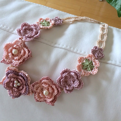 パールと桜色レース編の大きなお花のネックレスPink（crochet necklace) 2枚目の画像