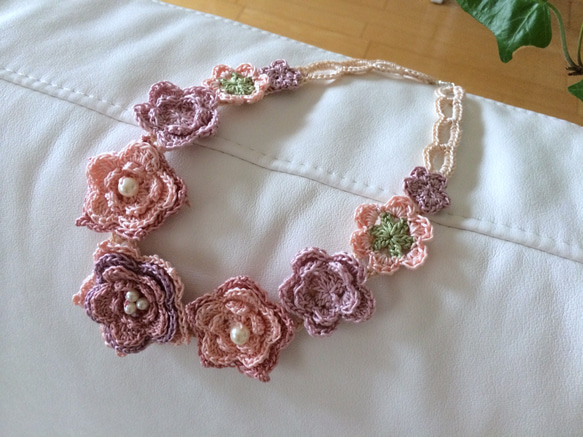 パールと桜色レース編の大きなお花のネックレスPink（crochet necklace) 2枚目の画像