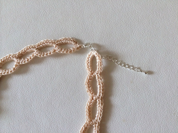 パールと桜色レース編の大きなお花のネックレスPink（crochet necklace) 4枚目の画像
