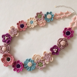 レース編みの春色お花畑ネックレスＢ（crochet necklace) 1枚目の画像
