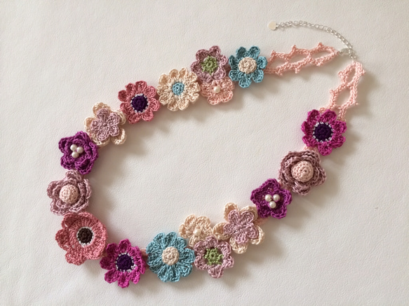 レース編みの春色お花畑ネックレスＢ（crochet necklace) 1枚目の画像