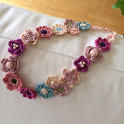 レース編みの春色お花畑ネックレスＢ（crochet necklace) 2枚目の画像
