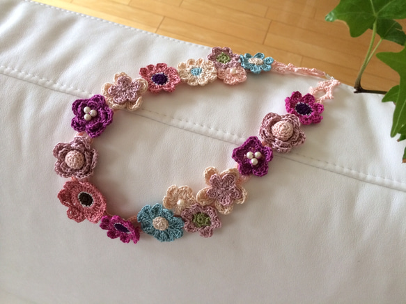 レース編みの春色お花畑ネックレスＢ（crochet necklace) 2枚目の画像