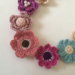 レース編みの春色お花畑ネックレスＢ（crochet necklace) 3枚目の画像