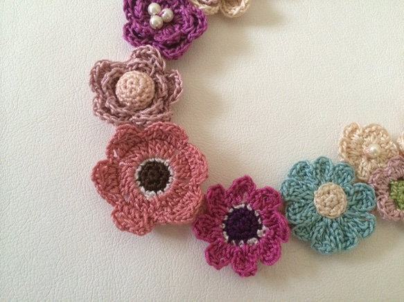 レース編みの春色お花畑ネックレスＢ（crochet necklace) 3枚目の画像