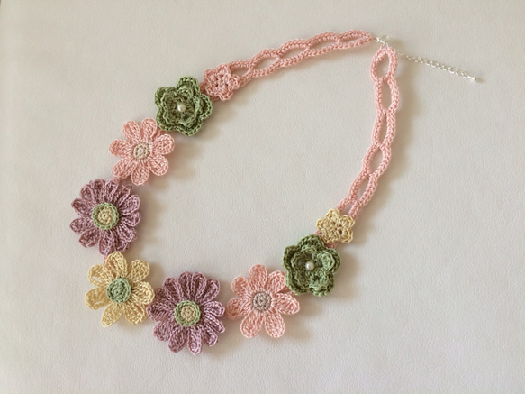 レース編みお花畑ネックレス2（crochet necklace) 1枚目の画像