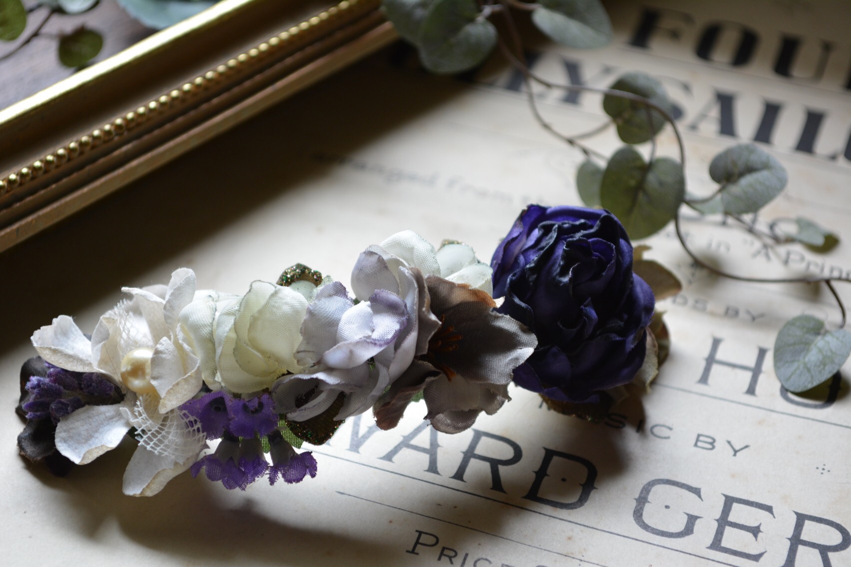 ブルーパープルの薔薇と爽やかな細めコサージュ