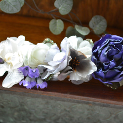 ブルーパープルの薔薇と爽やかな細めコサージュ 4枚目の画像