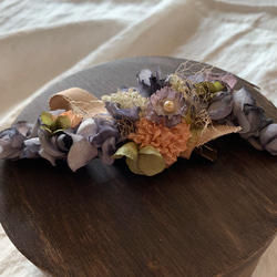 ブルーの紫陽花とベージュのグログランリボンのコサージュ 3枚目の画像