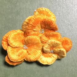 花の刺繍ブローチ  黄色パンジー 1枚目の画像