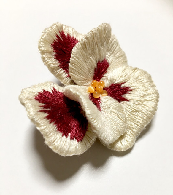 お花の刺繍ブローチ   （白パンジー） 1枚目の画像