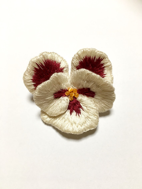 お花の刺繍ブローチ   （白パンジー） 2枚目の画像
