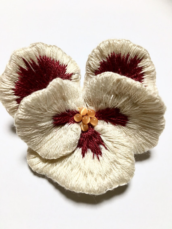 お花の刺繍ブローチ   （白パンジー） 3枚目の画像