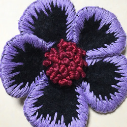 お花の刺繍ブローチ（幻想的な花  ワイン） 2枚目の画像