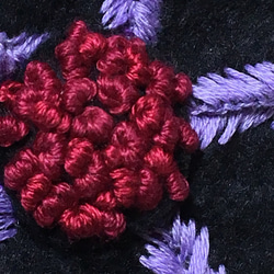 お花の刺繍ブローチ（幻想的な花  ワイン） 3枚目の画像
