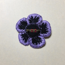 お花の刺繍ブローチ（幻想的な花  ワイン） 4枚目の画像