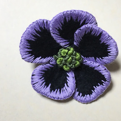 お花の刺繍ブローチ（幻想的な花  グリーン） 2枚目の画像