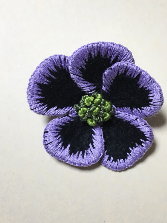 お花の刺繍ブローチ（幻想的な花  グリーン） 2枚目の画像