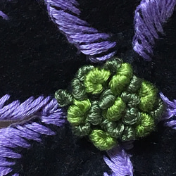 お花の刺繍ブローチ（幻想的な花  グリーン） 3枚目の画像