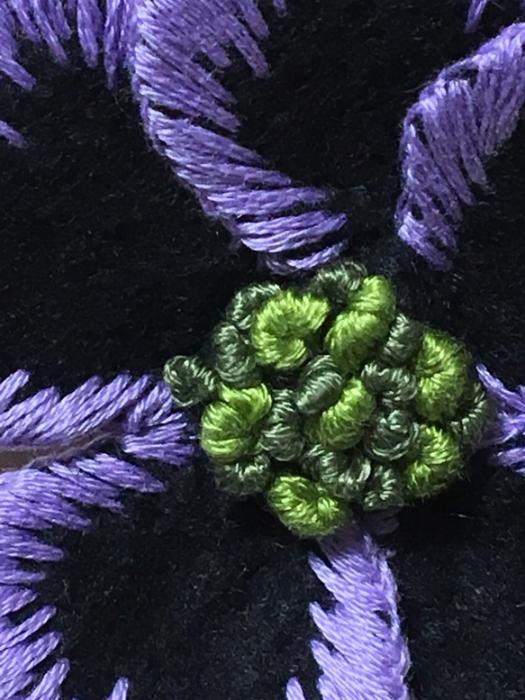 お花の刺繍ブローチ（幻想的な花  グリーン） 3枚目の画像