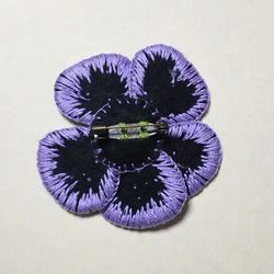 お花の刺繍ブローチ（幻想的な花  グリーン） 4枚目の画像