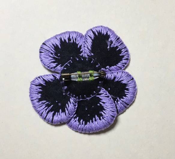 お花の刺繍ブローチ（幻想的な花  グリーン） 4枚目の画像