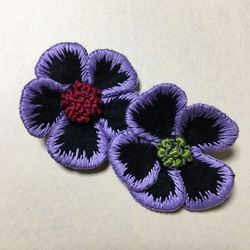 お花の刺繍ブローチ（幻想的な花  グリーン） 5枚目の画像