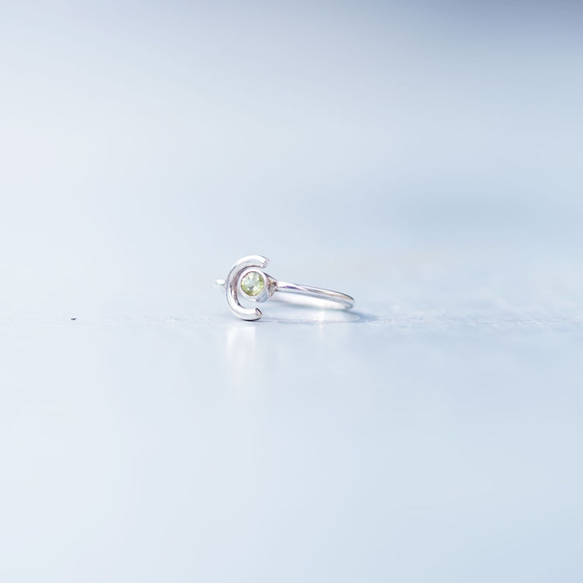 ペリドットクレセットムーン(三日月)シルバーリング 3枚目の画像
