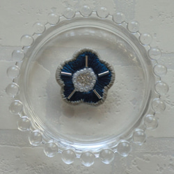 小さな花の刺繍ブローチ（ブルー） 1枚目の画像