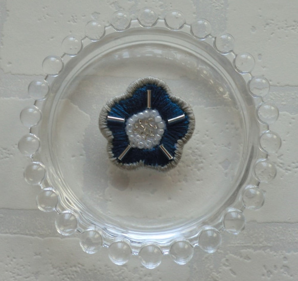 小さな花の刺繍ブローチ（ブルー） 1枚目の画像