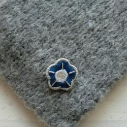 小さな花の刺繍ブローチ（ブルー） 2枚目の画像