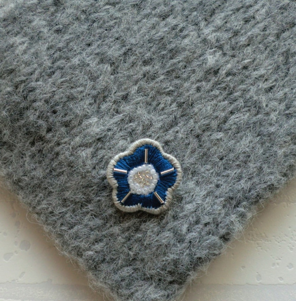 小さな花の刺繍ブローチ（ブルー） 2枚目の画像