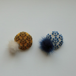 【再販】ミンクファーつき　刺繍ブローチ（フラワー・マスタードとブルー） 1枚目の画像