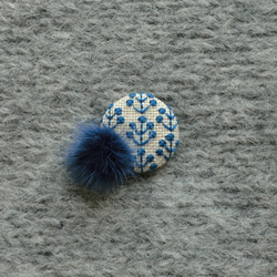 【再販】ミンクファーつき　刺繍ブローチ（フラワー・マスタードとブルー） 3枚目の画像
