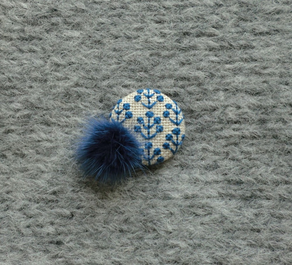 【再販】ミンクファーつき　刺繍ブローチ（フラワー・マスタードとブルー） 3枚目の画像