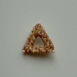 ビーズの三角ブローチ（シャンパン色） 2枚目の画像