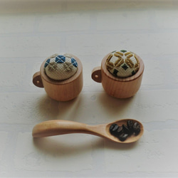 【再販】コーヒーカップの小さなピンクッション（こぎん刺し・シリーズ１）再販 1枚目の画像