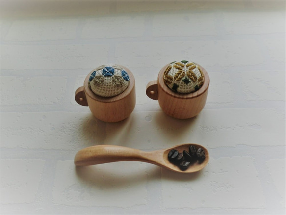 【再販】コーヒーカップの小さなピンクッション（こぎん刺し・シリーズ１）再販 1枚目の画像