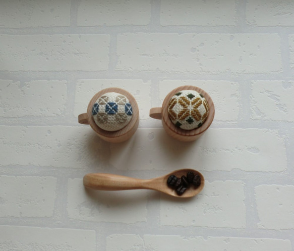 【再販】コーヒーカップの小さなピンクッション（こぎん刺し・シリーズ１）再販 3枚目の画像