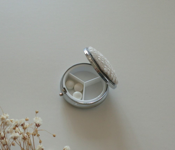 【再販】こぎん刺しのピルケース（アクセサリーケース）ミラー付き（サークルM・白い花） 3枚目の画像