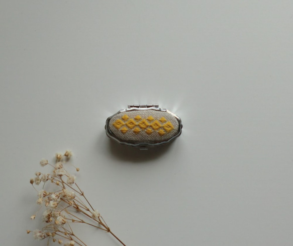 【再販】こぎん刺しのピルケース（オーバルS・黄色） 1枚目の画像