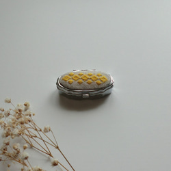 【再販】こぎん刺しのピルケース（オーバルS・黄色） 2枚目の画像