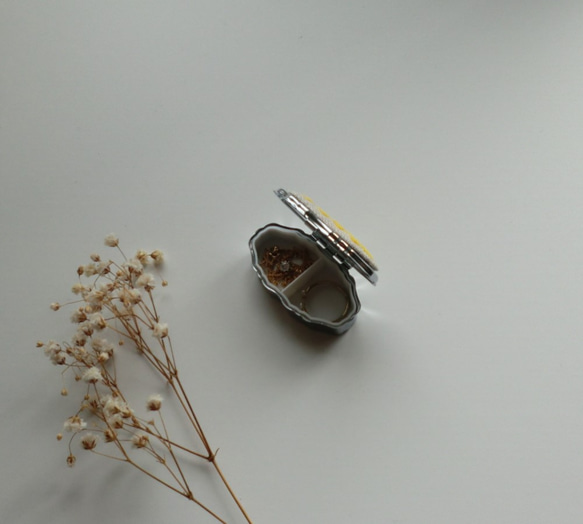 【再販】こぎん刺しのピルケース（オーバルS・黄色） 4枚目の画像