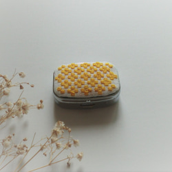 【再販】こぎん刺しのピルケース（アクセサリーケース）イエロー・スクエアⅯ 1枚目の画像